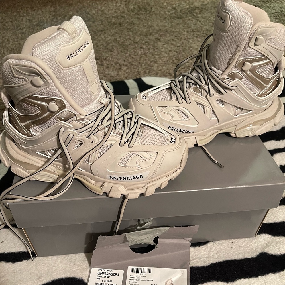 Balenciga track hikers